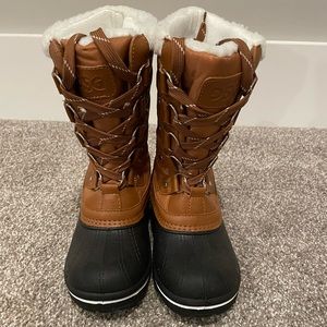Girl’s size 2 DSG snow boots worn a couple times